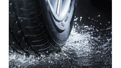Aquaplaning – hogyan védenek a jó gumik?